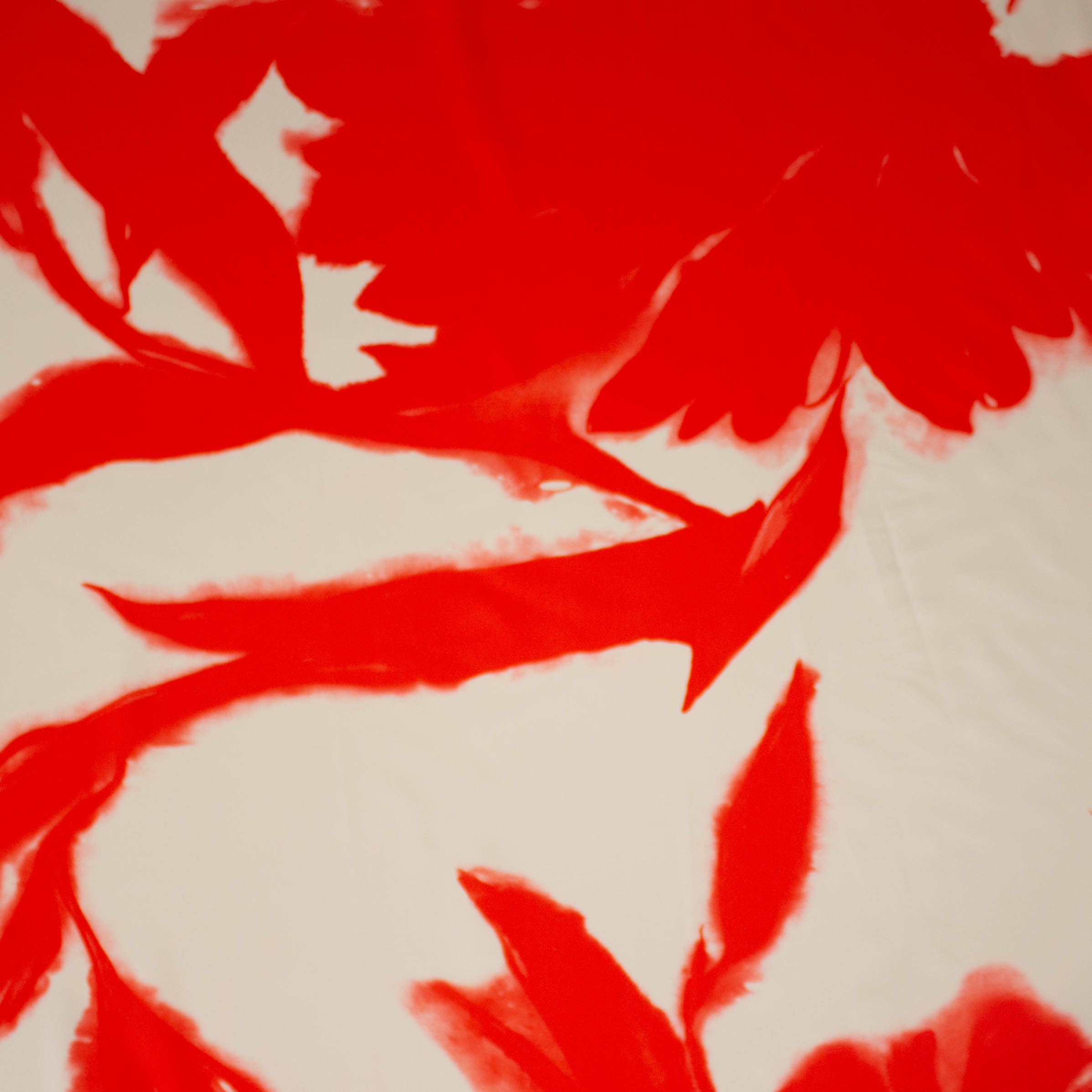 Polyester mikado met rood bloemen - Lorré